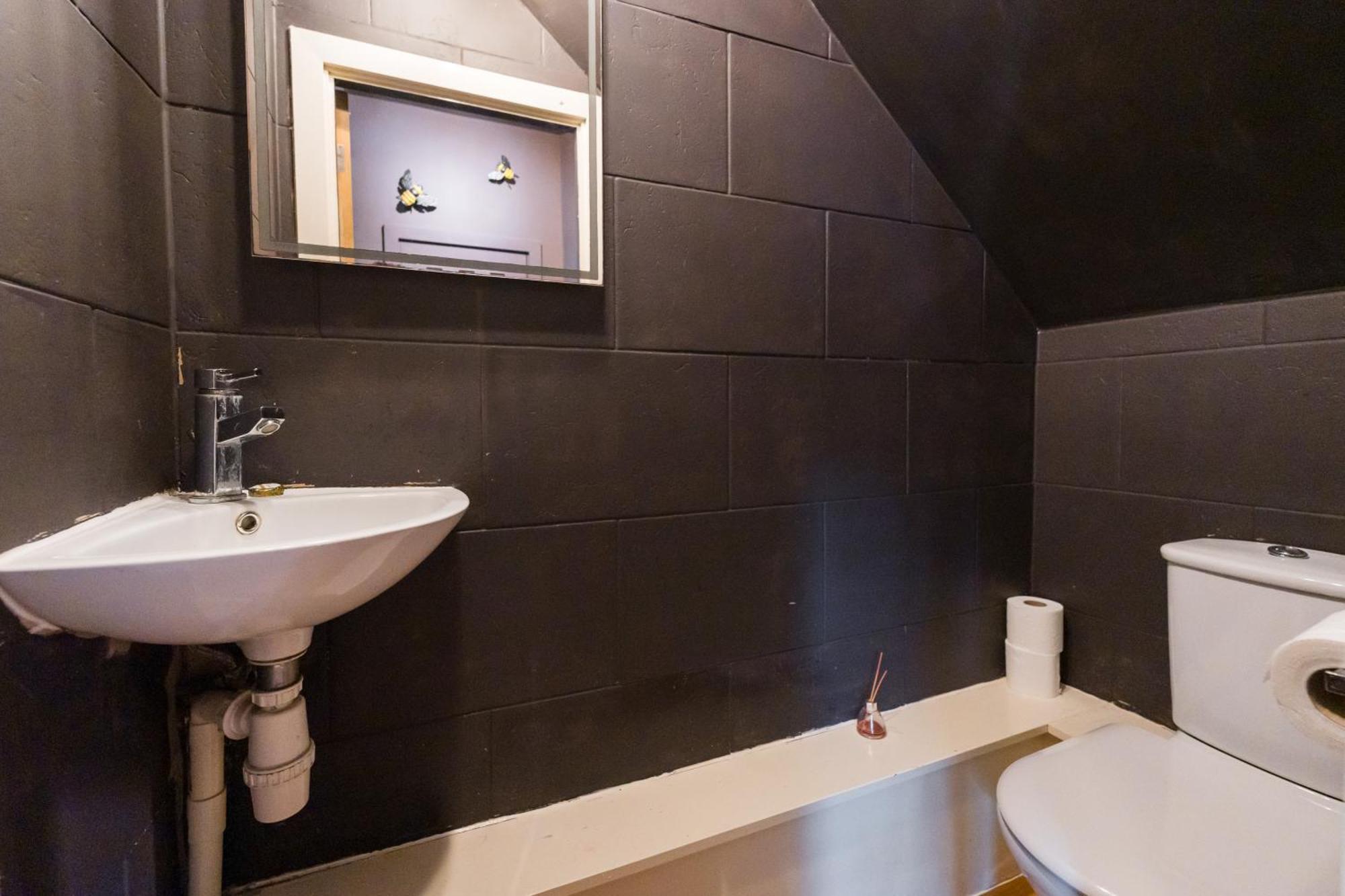City Retreat, Spacious 4 Bed House, Games Room, Parking, Hot Tub & Bbq Cardiff Luaran gambar