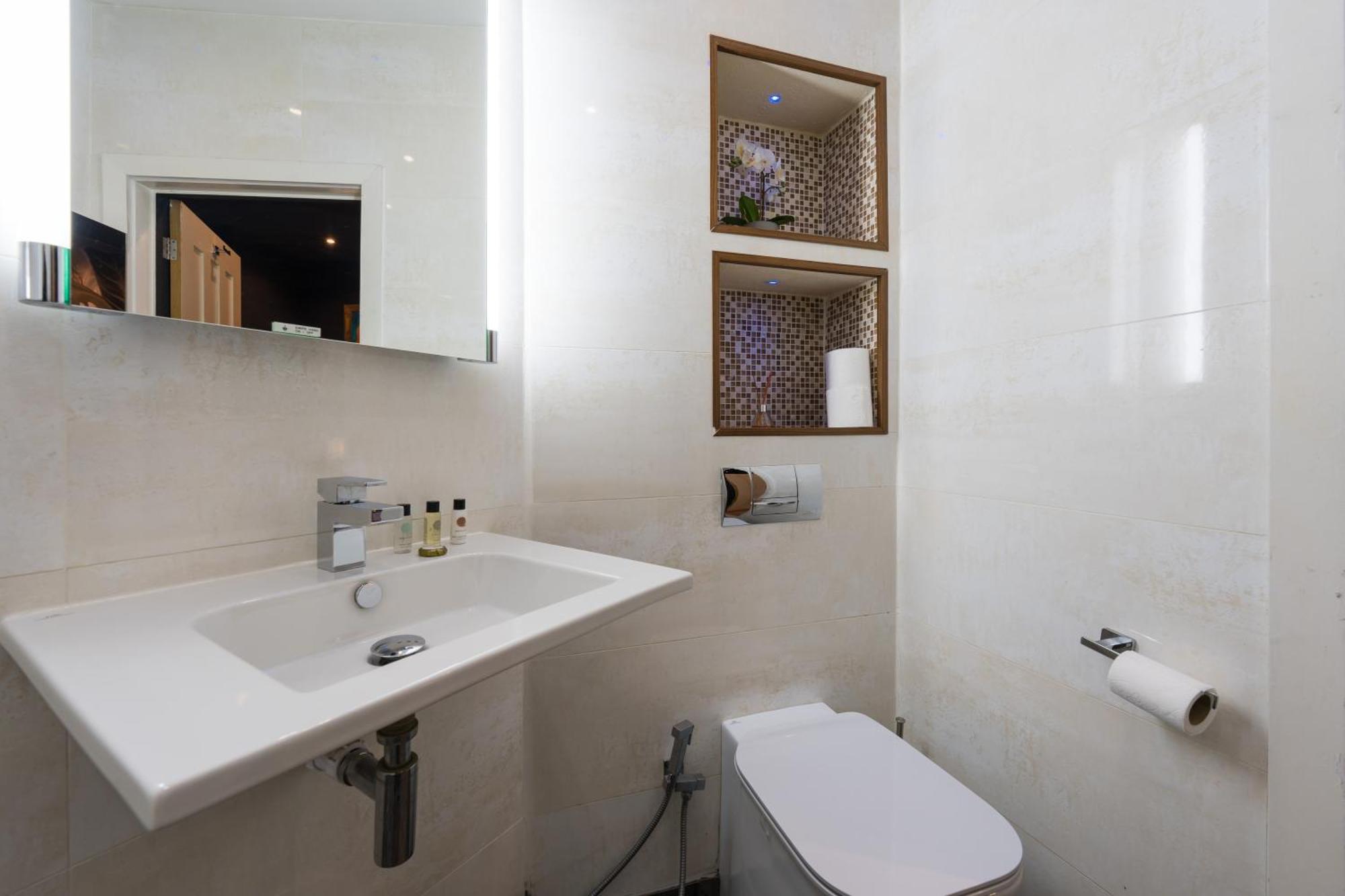 City Retreat, Spacious 4 Bed House, Games Room, Parking, Hot Tub & Bbq Cardiff Luaran gambar
