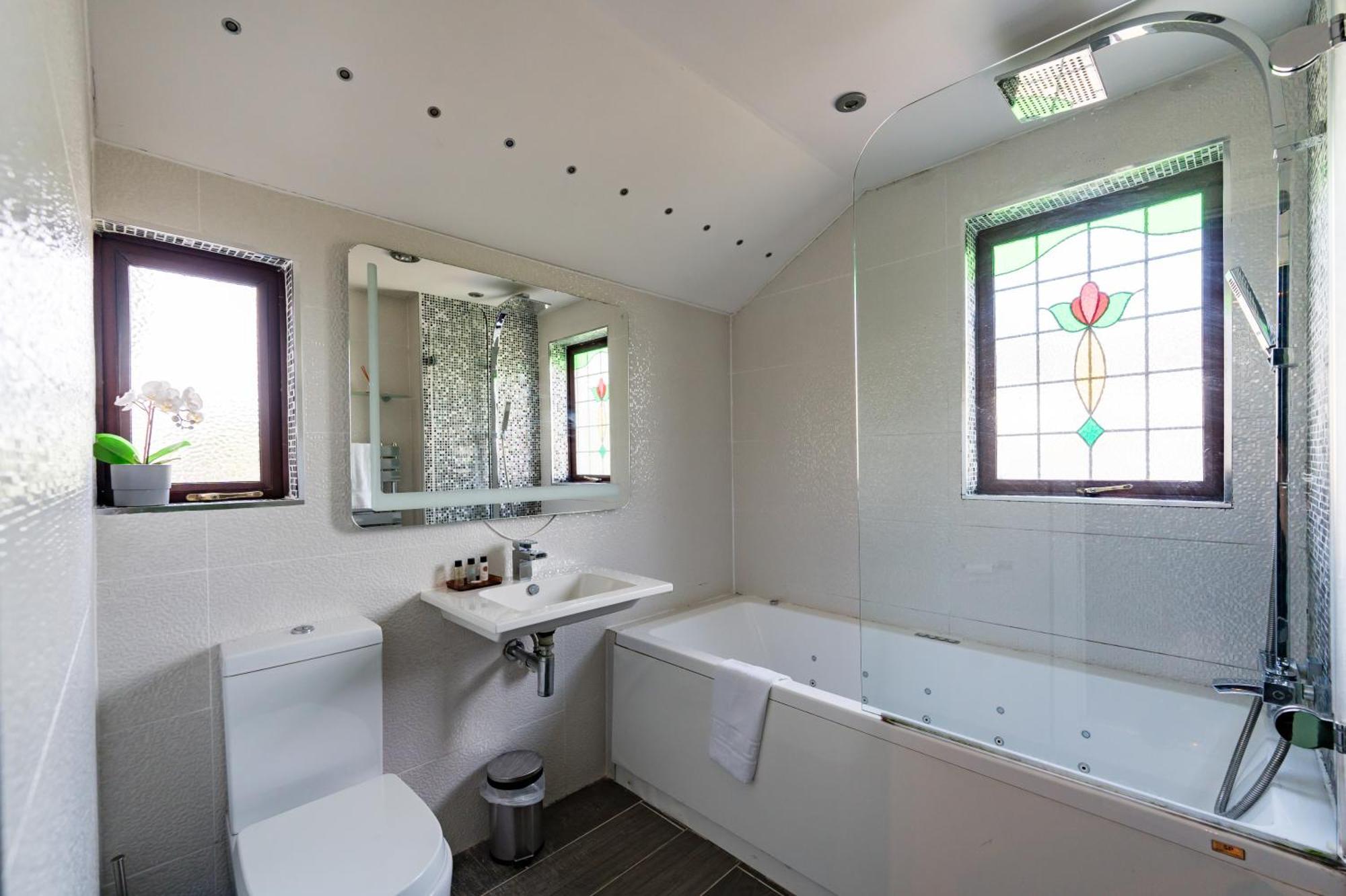 City Retreat, Spacious 4 Bed House, Games Room, Parking, Hot Tub & Bbq Cardiff Luaran gambar