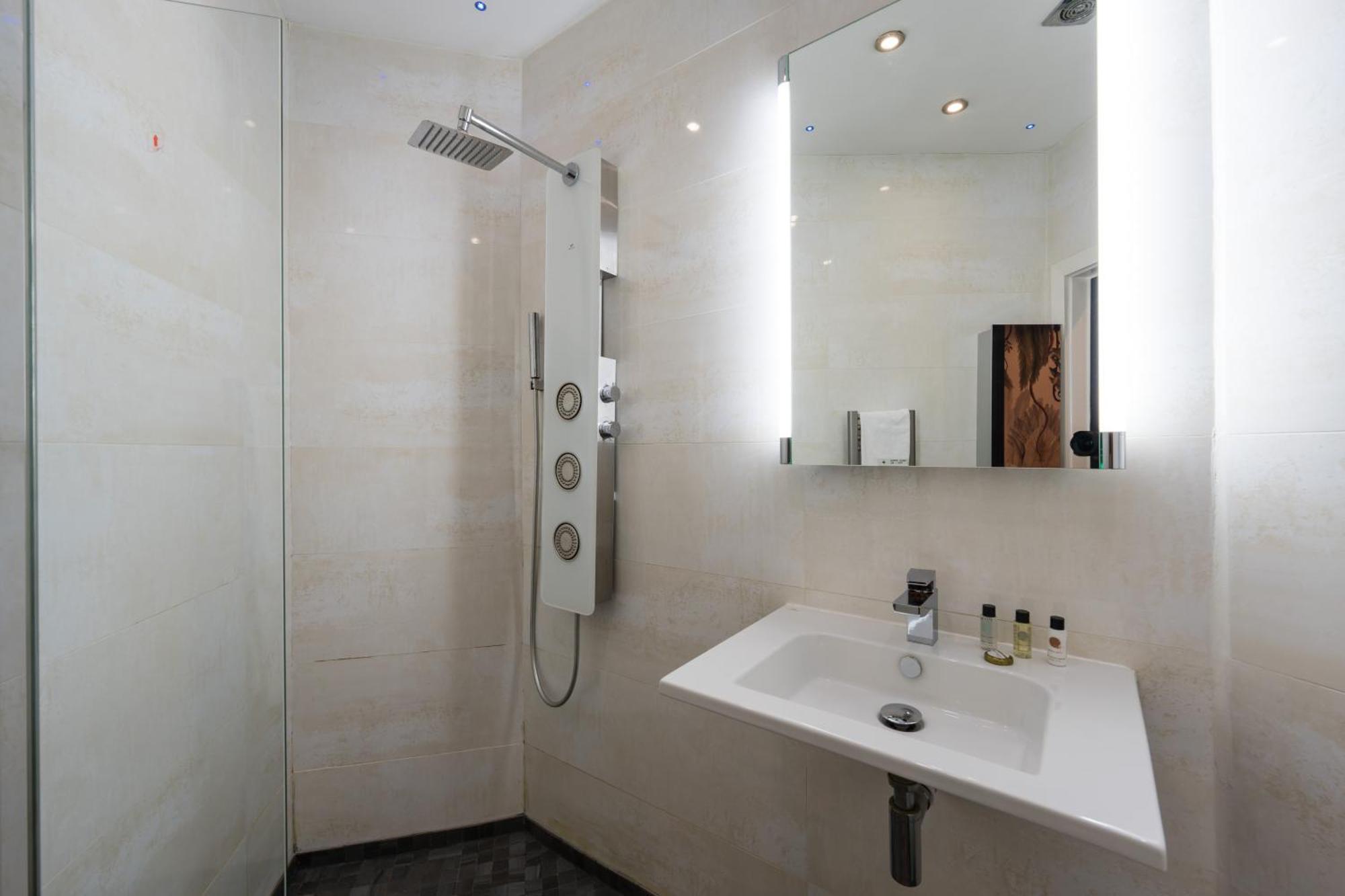 City Retreat, Spacious 4 Bed House, Games Room, Parking, Hot Tub & Bbq Cardiff Luaran gambar