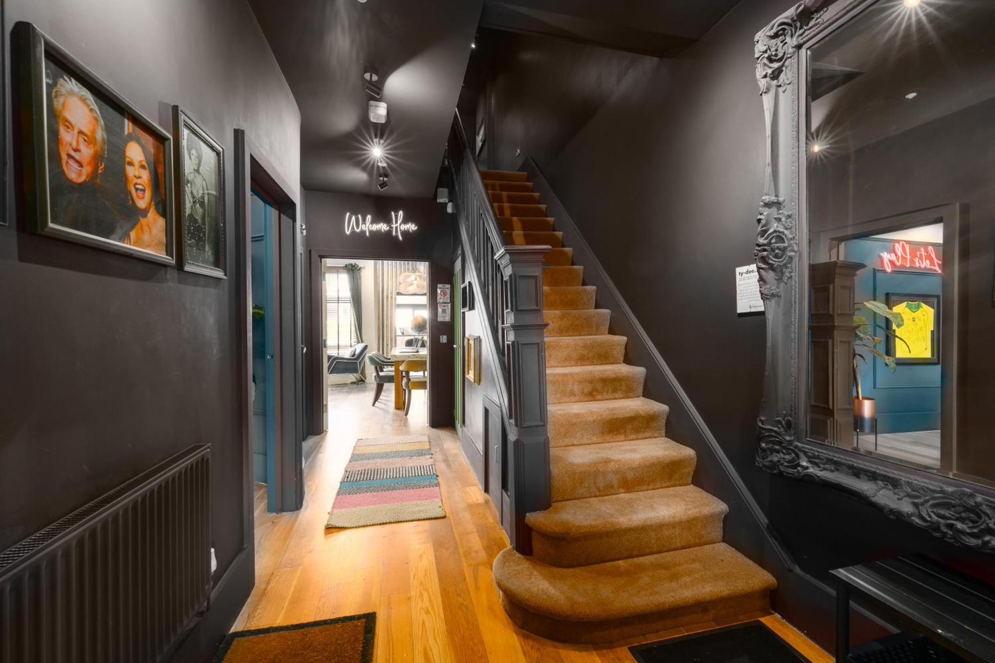 City Retreat, Spacious 4 Bed House, Games Room, Parking, Hot Tub & Bbq Cardiff Luaran gambar