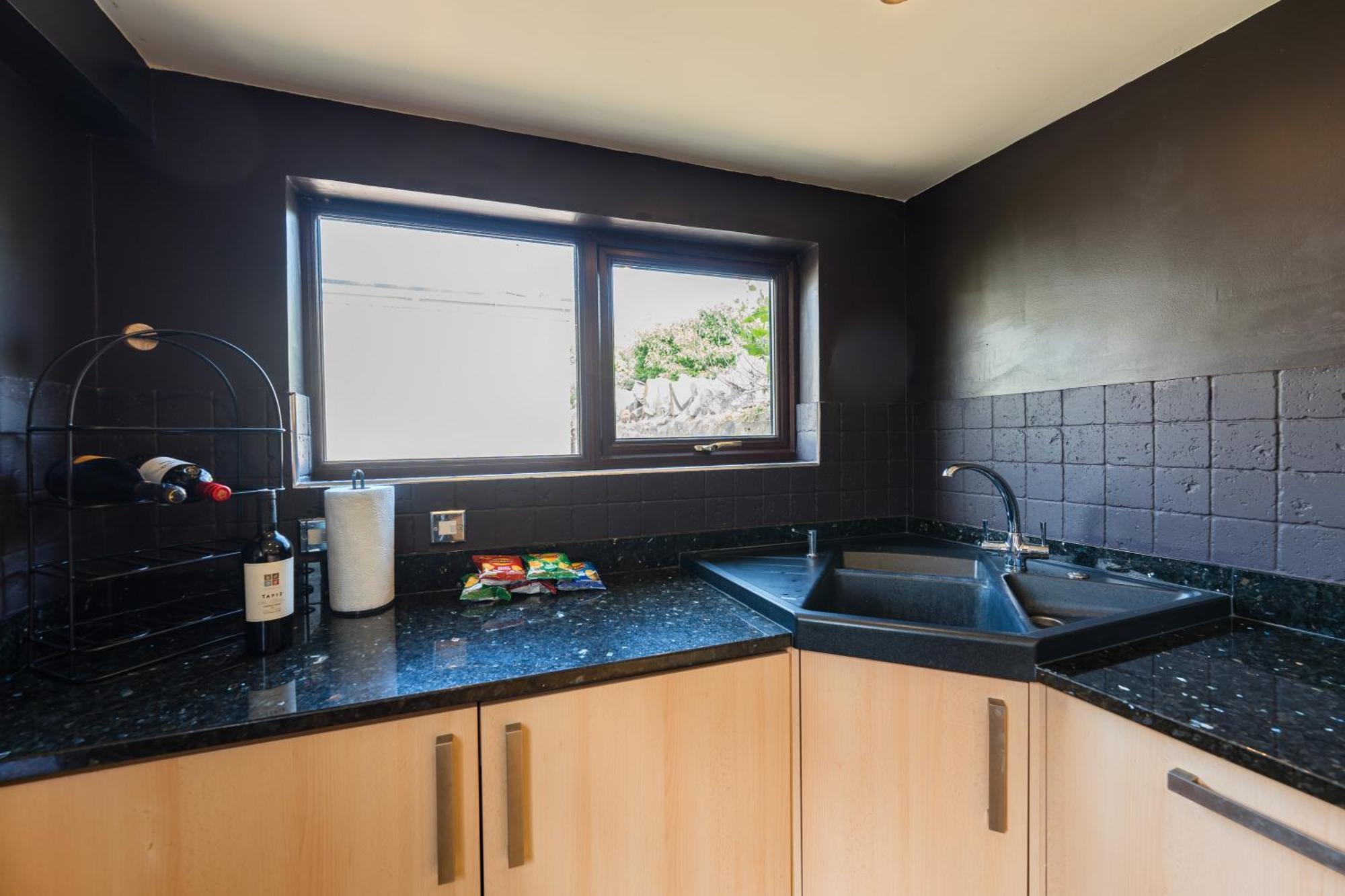 City Retreat, Spacious 4 Bed House, Games Room, Parking, Hot Tub & Bbq Cardiff Luaran gambar