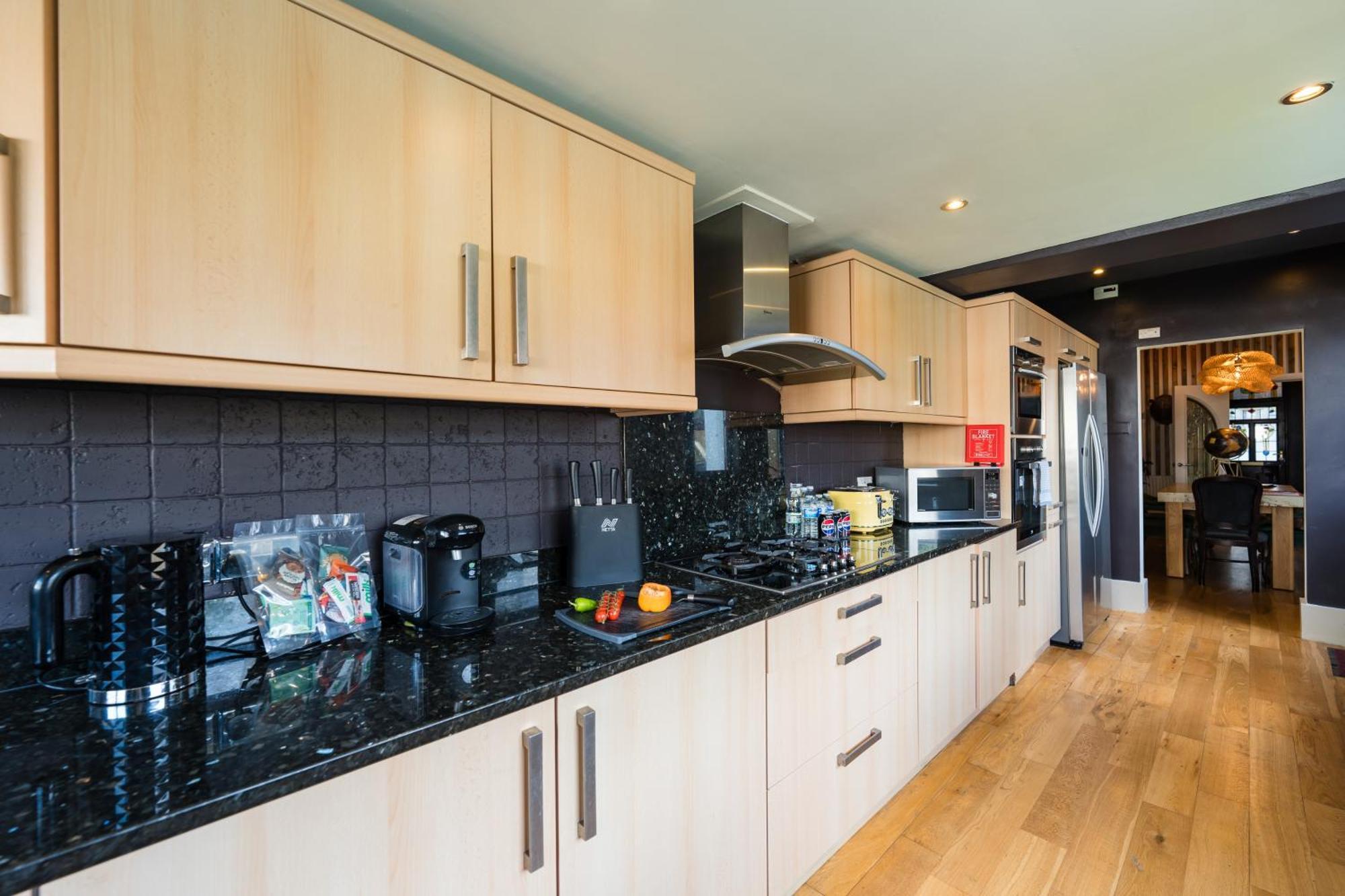 City Retreat, Spacious 4 Bed House, Games Room, Parking, Hot Tub & Bbq Cardiff Luaran gambar
