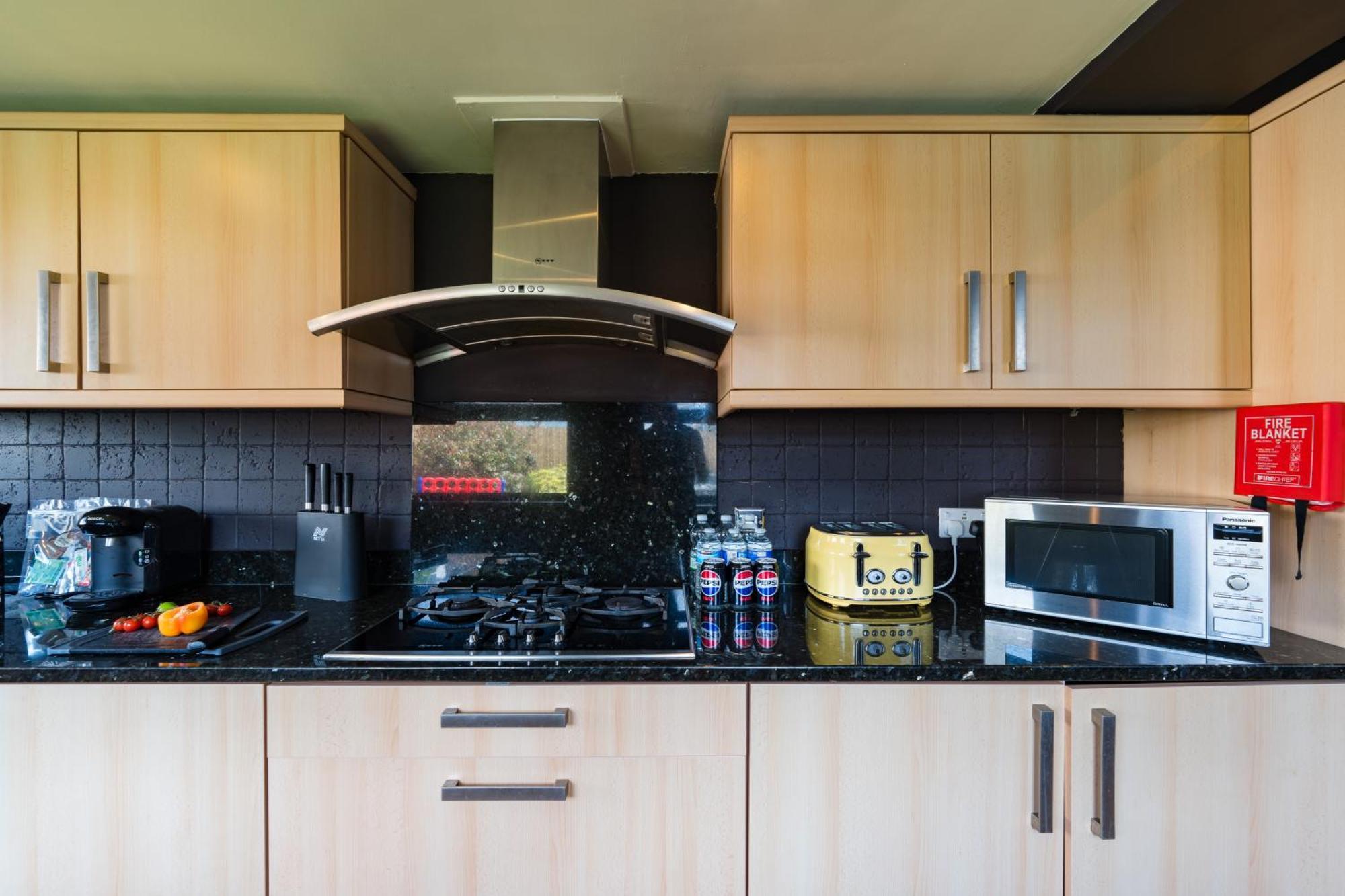 City Retreat, Spacious 4 Bed House, Games Room, Parking, Hot Tub & Bbq Cardiff Luaran gambar