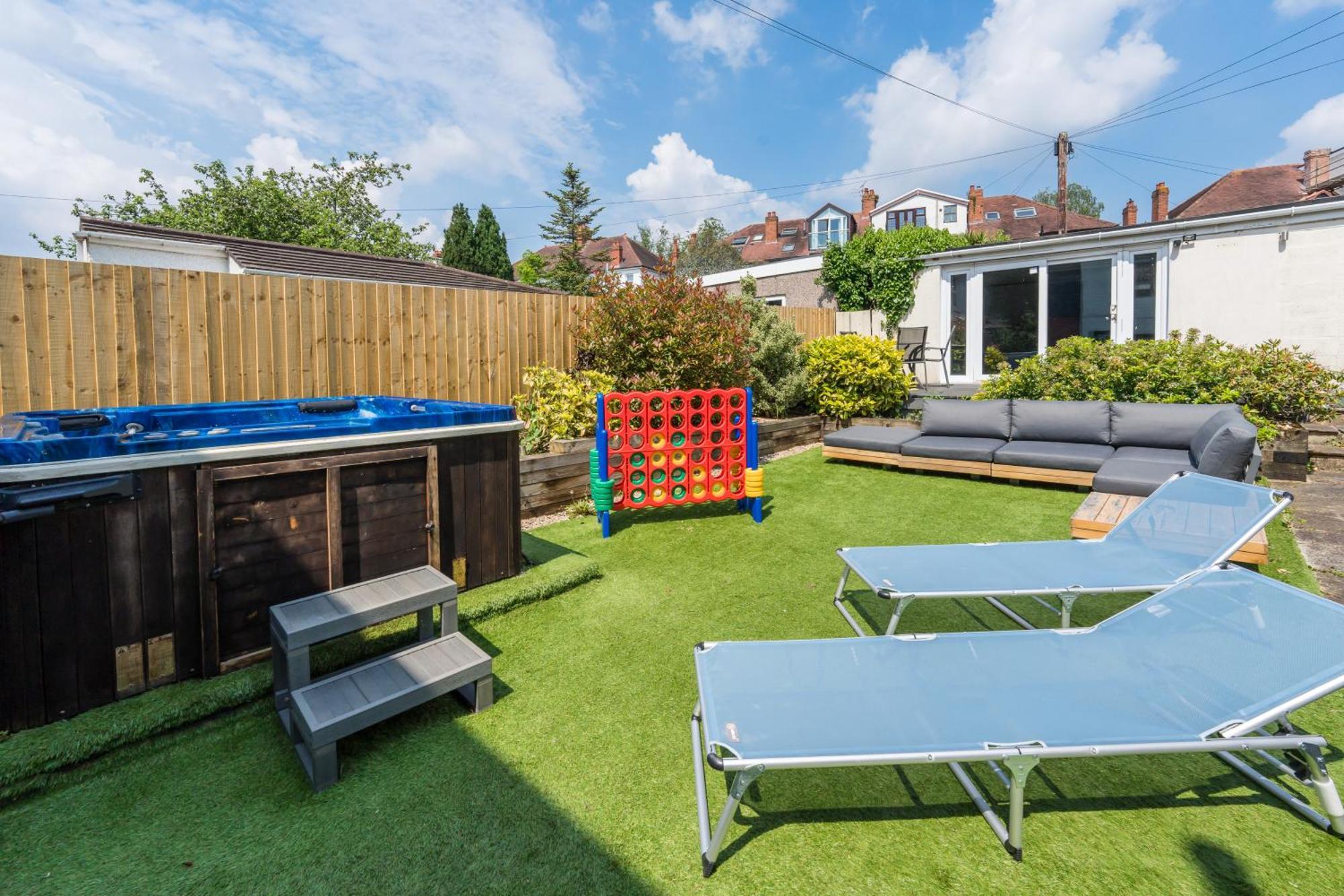 City Retreat, Spacious 4 Bed House, Games Room, Parking, Hot Tub & Bbq Cardiff Luaran gambar