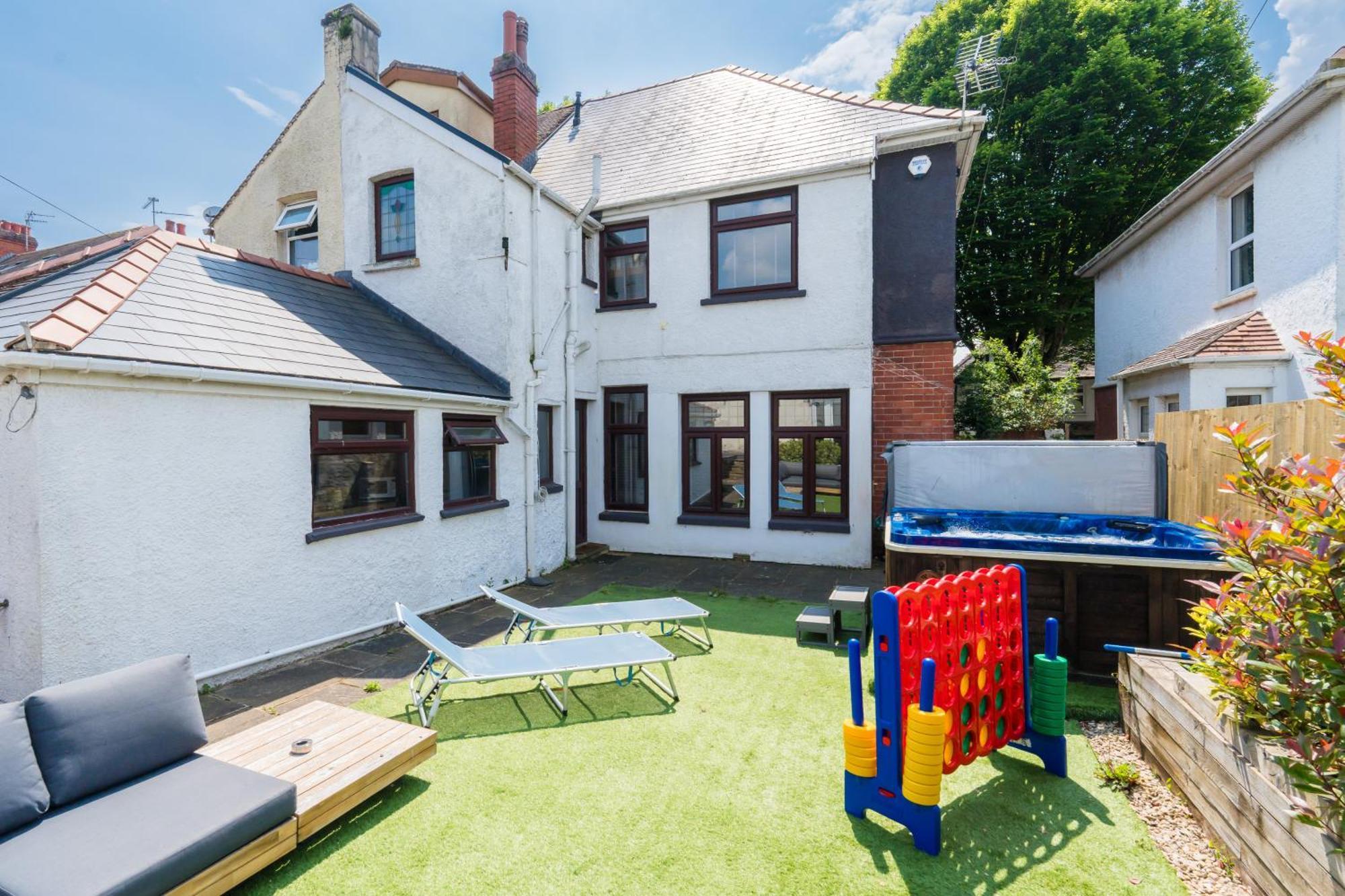 City Retreat, Spacious 4 Bed House, Games Room, Parking, Hot Tub & Bbq Cardiff Luaran gambar