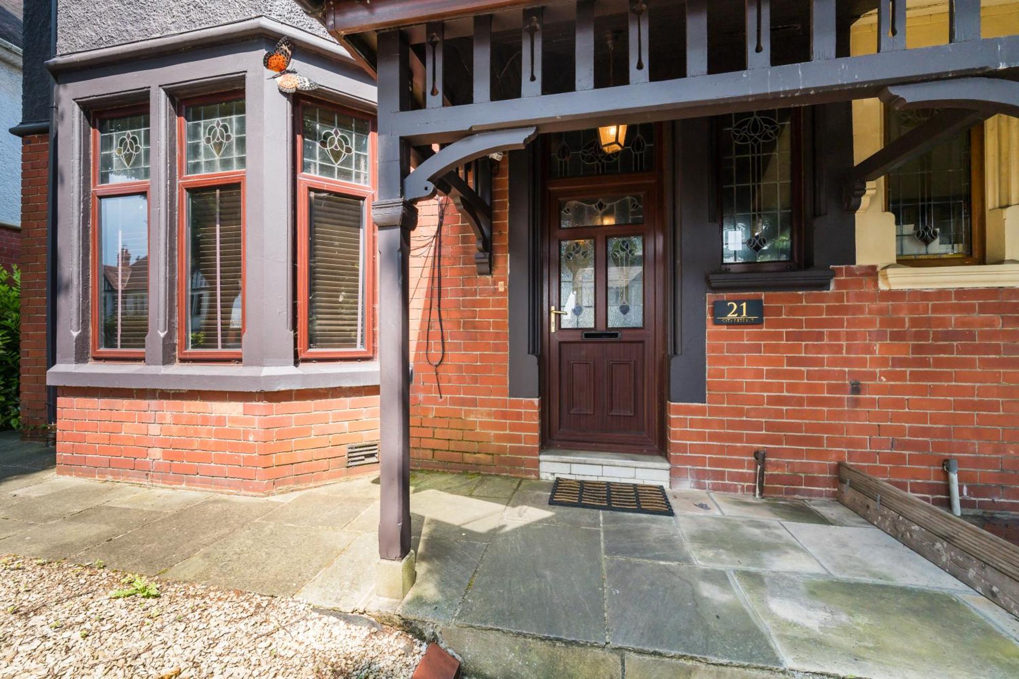 City Retreat, Spacious 4 Bed House, Games Room, Parking, Hot Tub & Bbq Cardiff Luaran gambar