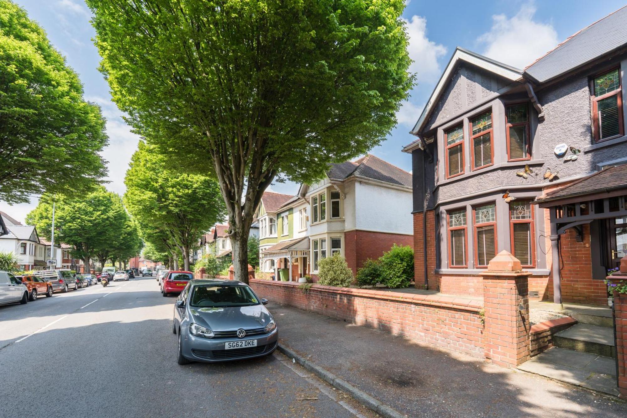 City Retreat, Spacious 4 Bed House, Games Room, Parking, Hot Tub & Bbq Cardiff Luaran gambar