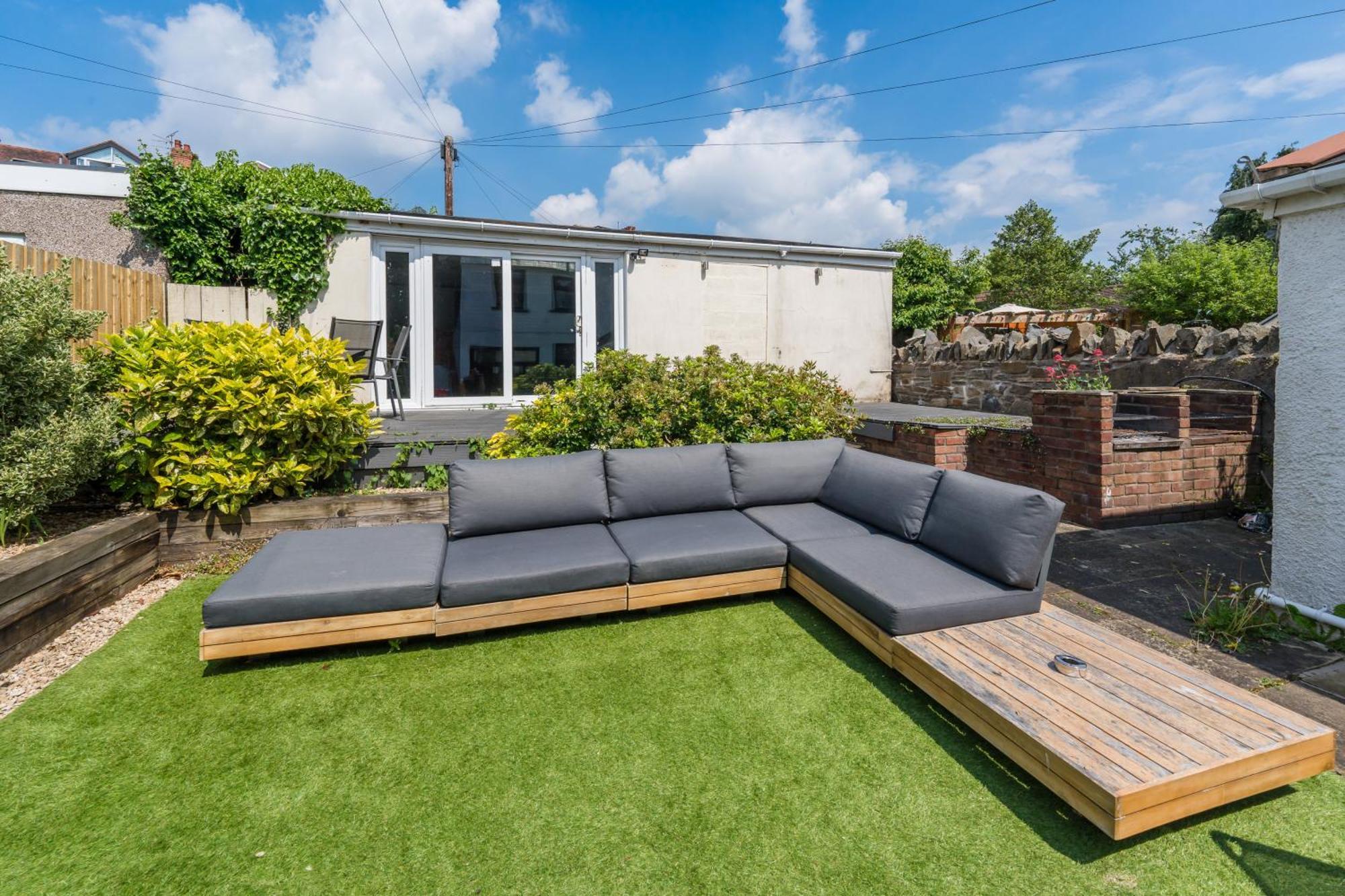 City Retreat, Spacious 4 Bed House, Games Room, Parking, Hot Tub & Bbq Cardiff Luaran gambar